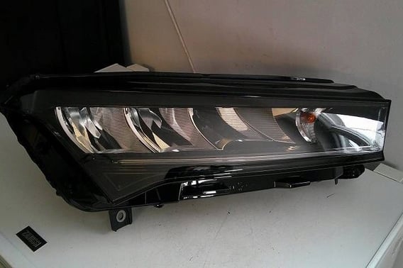 SKODA ENYAQ LAMPA PRZÓD PRAWA 5LB941018