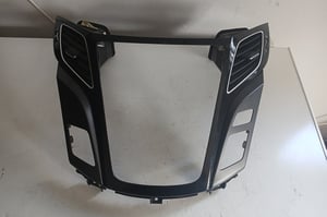 HYUNDAI I40 RAMKA ŚRODKOWA KRATKI ŚRODKOWE 84740-3Z000