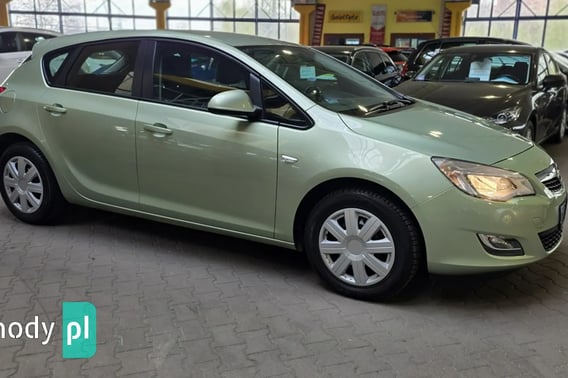 Opel Astra Hatchback 2012