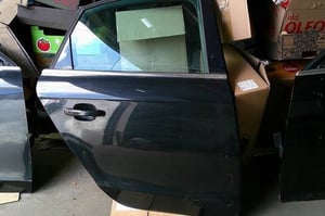 AUDI A4 B8 DRZWI TYŁ PRAWE/LEWE LZ9Y