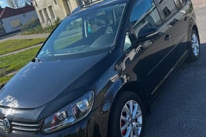 Volkswagen Touran Minivan 2011