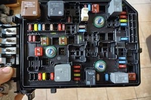 OPEL ASTRA K SKRZYNKA BEZPIECZNIKÓW 39158960