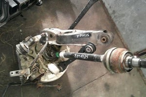 KIA STINGER 2,0GDI ZWROTNICA PÓŁOŚ WAHACZ TYŁ LEWY J25L