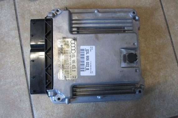 AUDI A4 B8 2.0TDI 03L906022B KOMPUTER