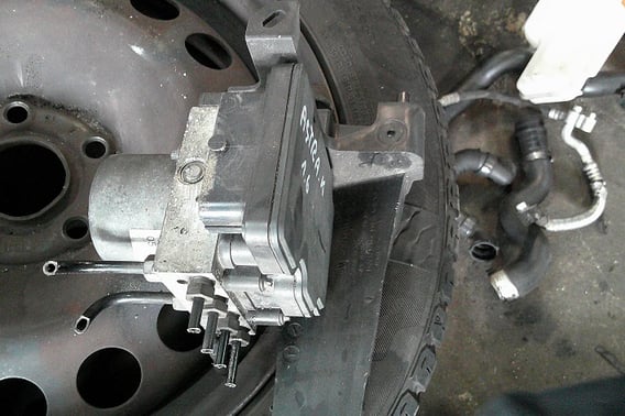 OPEL ASTRA K V POMPA ABS 323666362