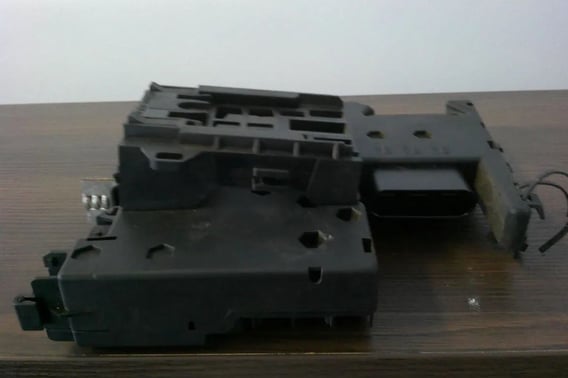 MERCEDES W204 MODUŁ AKUMULATORA A2075400740