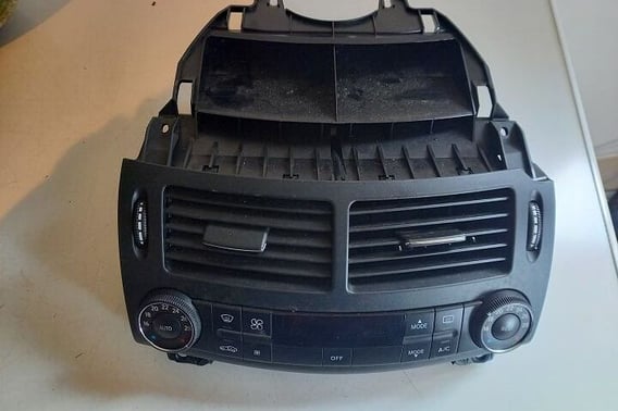MERCEDES W211 PANEL NAWIEWU I KLIMATYZACJI 2118301590