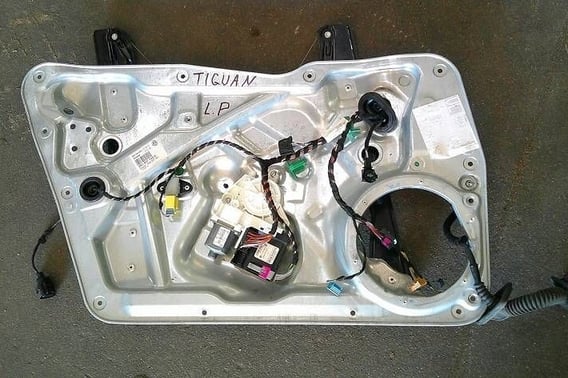VW TIGUAN MECHANIZM PODNOSZENIA SZYBY PRZÓD LEWY 5N1837729D KOMPLETNY
