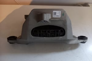 OPEL INSIGNIA B LIFT MOCOWANIE SILNIKA ŁAPA 84879826 1.5 CDTI