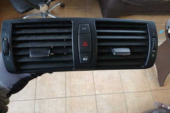 BMW 1 E87 KRATKI ŚRODKOWE KONSOLI 7059189-12