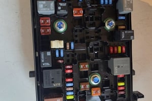 OPEL ASTRA K SKRZYNKA BEZPIECZNIKÓW 39216528