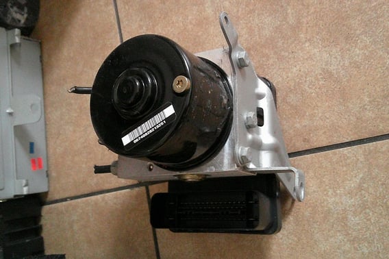 BMW 1 E87 E81 POMPA ABS 6771486