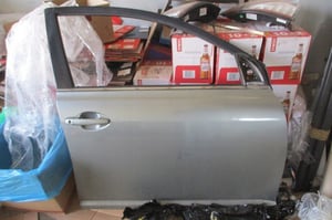 TOYOTA AVENSIS T25 DRZWI TYŁ LEWE 1F8