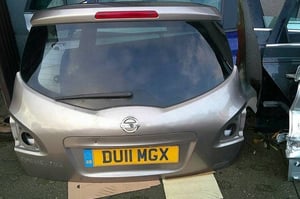 NISSAN QASHQAI J10+2 KLAPA BAGAŻNIKA TYŁ C30G