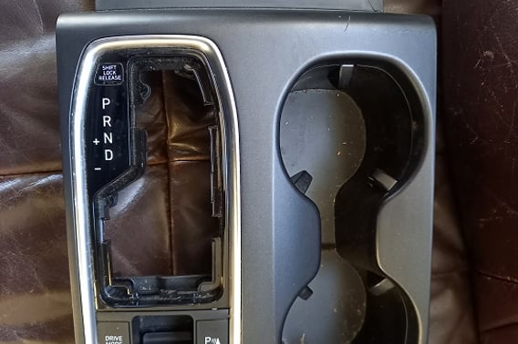 HYUNDAI SANTA FE IV RAMKA TUNELU ŚRODKOWEGO Z PANELEM STEROWNIA 955660-81000