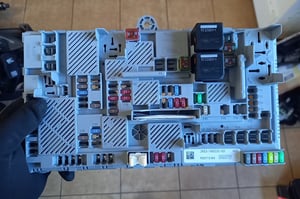 JAGUAR XE X760 LIFT SKRZYNKA BEZPIECZNIKÓW JX63-14N030-AB