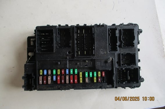 FORD MONDEO MK5 SKRZYNKA BEZPIECZNIKÓW GU5T15604BFD