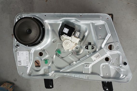 VW TIGUAN I PODNOŚNIK SZYBY LEWY PRZEDNI 5N1837729B