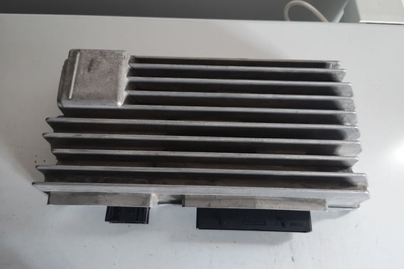 AUDI A4 B8 LIFT WZMACNIACZ 8T1035223