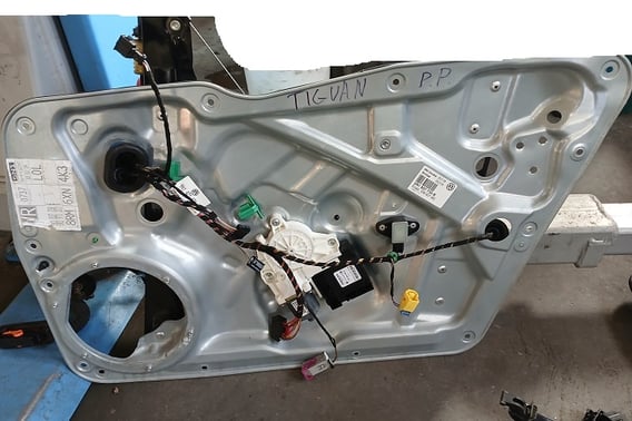 VW TIGUAN I PODNOŚNIK SZYBY PRAWY PRZÓD 5N1837730B