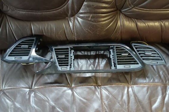 SEAT LEON III 5F KRATKI NAWIEWU KONSOLI 5F1819110D