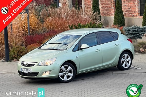 Opel Astra Hatchback 2011