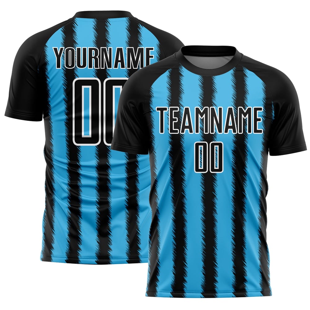 Camiseta de fútbol personalizada con sublimación de líneas azul cielo y blanco, negra