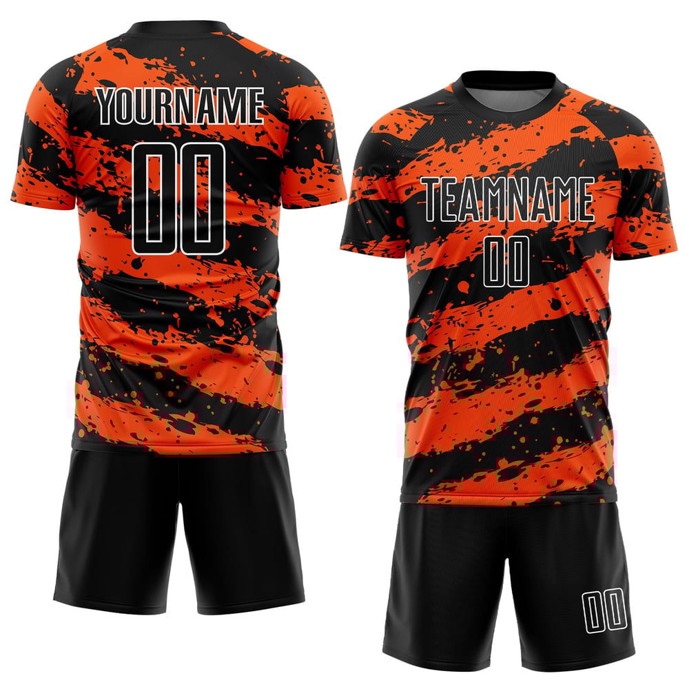 Camiseta de fútbol personalizada con sublimación en negro, naranja y blanco.