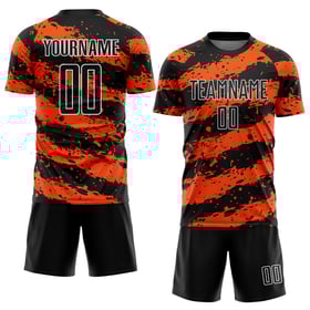 Camiseta de fútbol personalizada con sublimación en negro, naranja y blanco.
