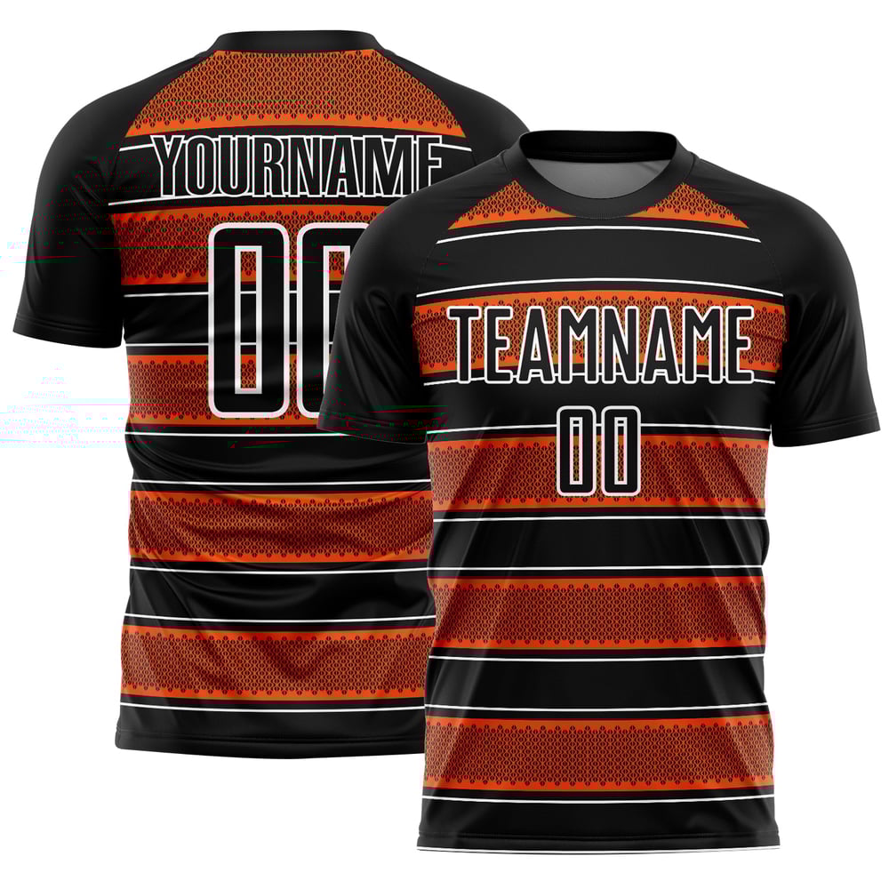 Camiseta de fútbol personalizada con sublimación de líneas y formas geométricas en negro, naranja y blanco