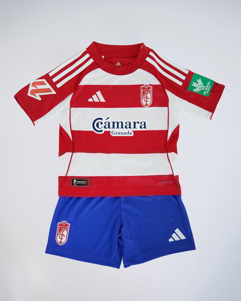 Kinder Granada CF 2025/26 Heimset mit Sponsor