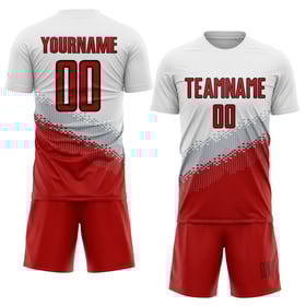 Uniforme de fútbol personalizado con sublimación geométrica, degradado en rojo, gris, negro y blanco.