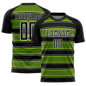 Camiseta de fútbol personalizada con sublimación de líneas y formas geométricas, color verde neón y blanco, en negro