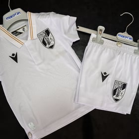 Kinder Vitória SC 2024/25 Heimkit