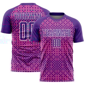 Camiseta personalizada de fútbol con diseño geométrico abstracto, color morado, rosa y blanco, con sublimación de formas
