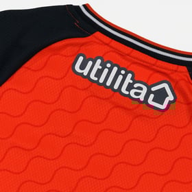 Kinder Luton Town 2025/26 Heimtrikotset