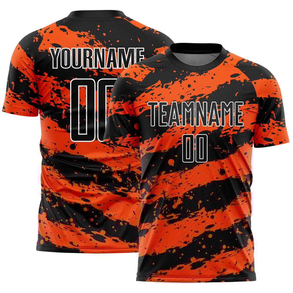 Camiseta de fútbol personalizada con sublimación en negro, naranja y blanco.
