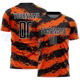 Camiseta de fútbol personalizada con sublimación en negro, naranja y blanco.