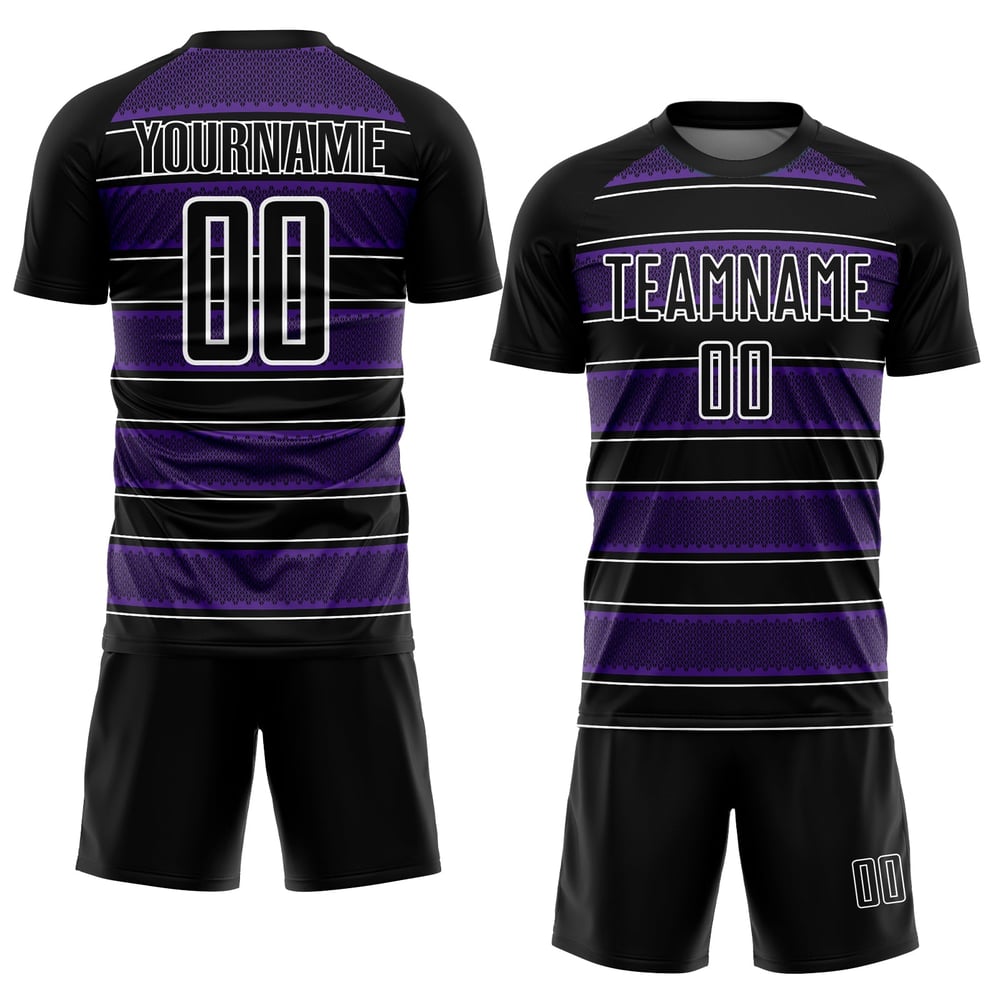 Camiseta de fútbol personalizada con sublimación de líneas y formas geométricas en negro, morado y blanco