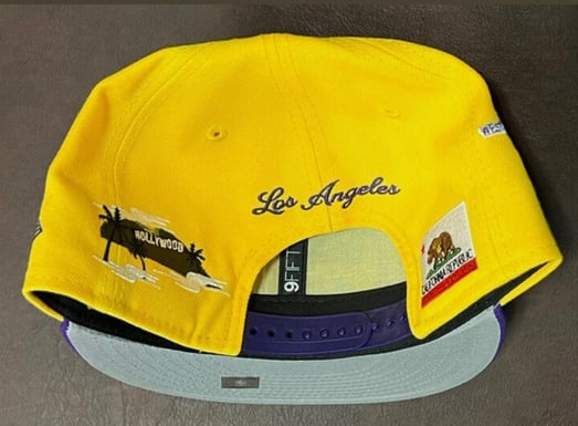 NEW ERA 950 LOS ANGELES LAKERS AMARILLO MORADO CON PARCHES