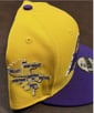 NEW ERA 950 LOS ANGELES LAKERS AMARILLO MORADO CON PARCHES