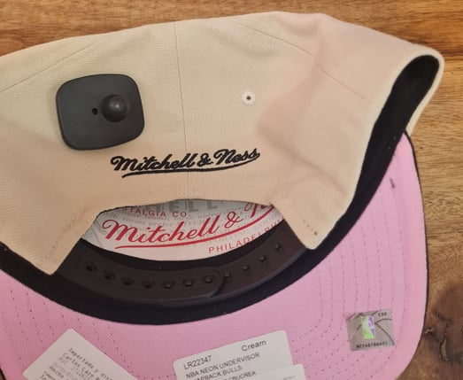 MITCHELL & NESS NBA NEON UNDERVISOR CHICAGO BULLS SNAPBACK