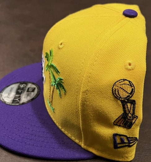 NEW ERA 950 LOS ANGELES LAKERS AMARILLO MORADO CON PARCHES