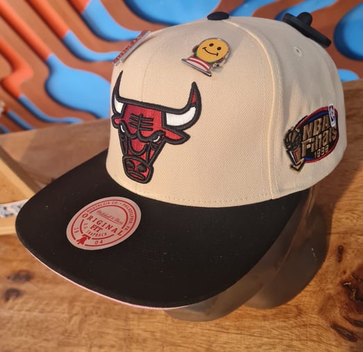 MITCHELL & NESS NBA NEON UNDERVISOR CHICAGO BULLS SNAPBACK