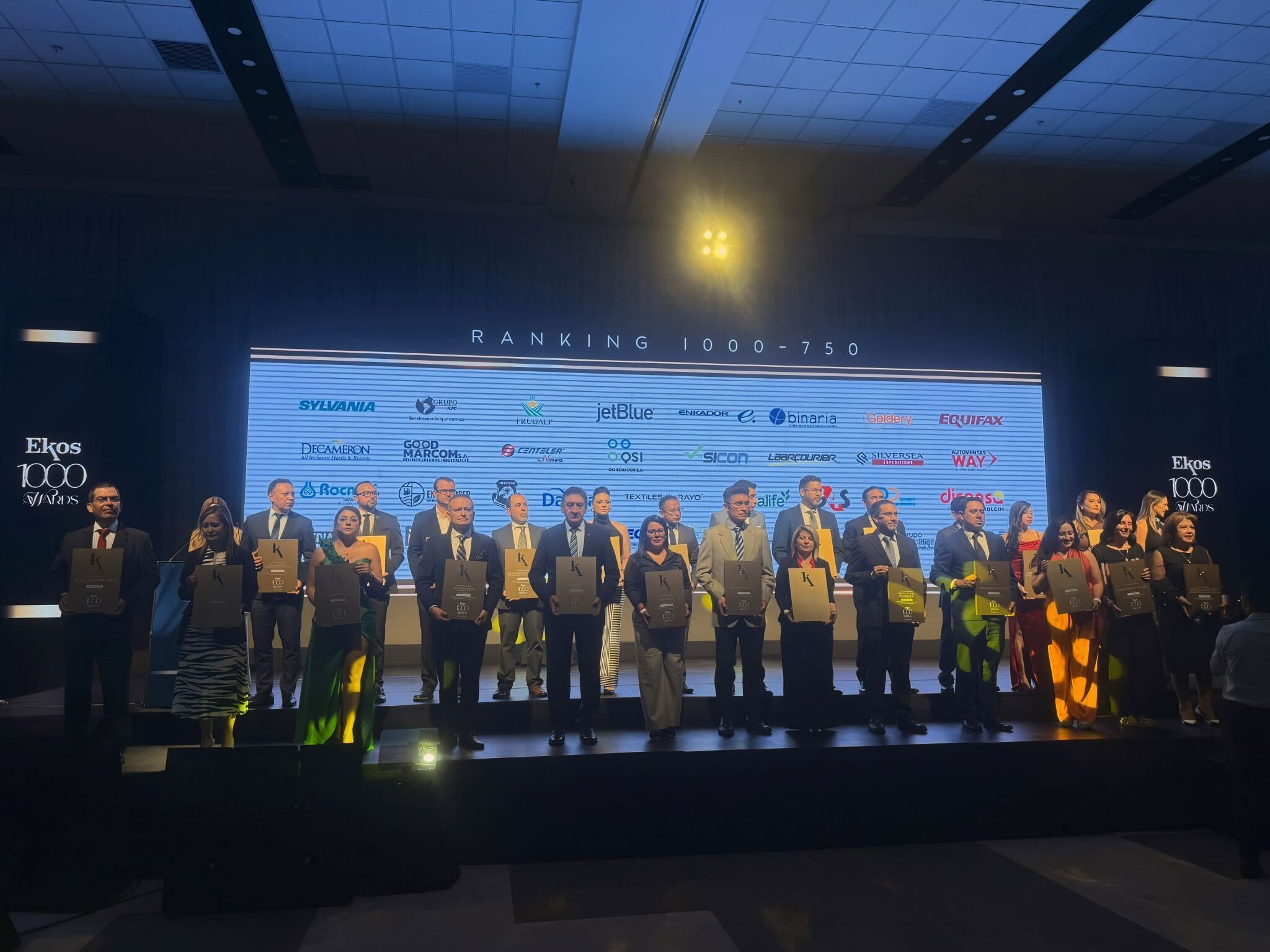 LAARCOURIER recibe reconocimiento en los EKOS 1000 AWARDS 2025 como una de las empresas más grandes del Ecuador.