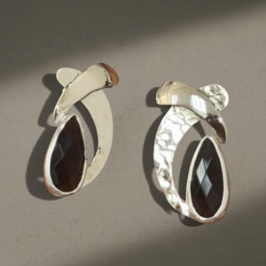 Arete X con Gota Cristal Negro