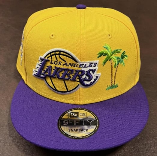 NEW ERA 950 LOS ANGELES LAKERS AMARILLO MORADO CON PARCHES