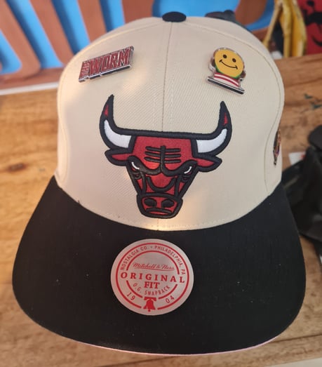 MITCHELL & NESS NBA NEON UNDERVISOR CHICAGO BULLS SNAPBACK