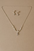 Juego Collar Y Aretes Triada Circon Transparente