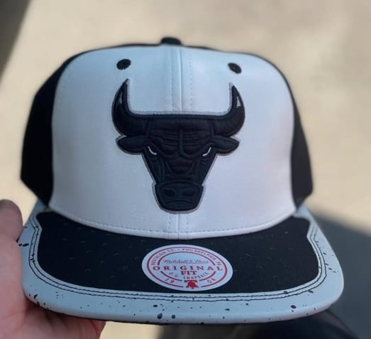 Mitchell & Ness White/ Black  Bulls